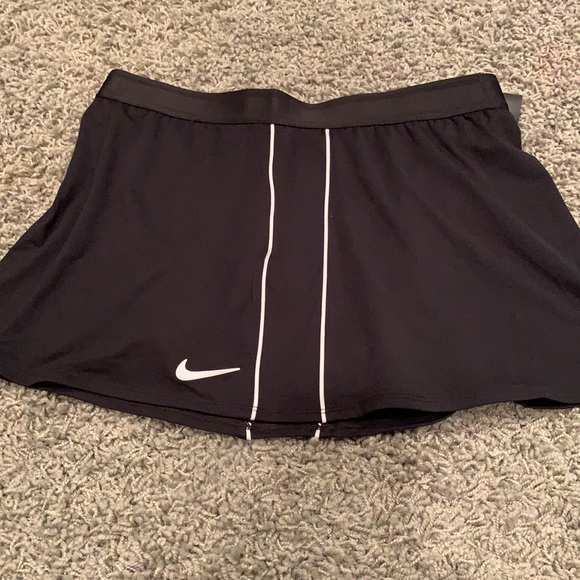 NEW Women’s NIKE Tennis Skort Large 🎾 - Picture 3 of 4